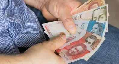 ¿Qué pasa si el padre que paga la cuota alimentaria está fuera del país y qué dice la ley?