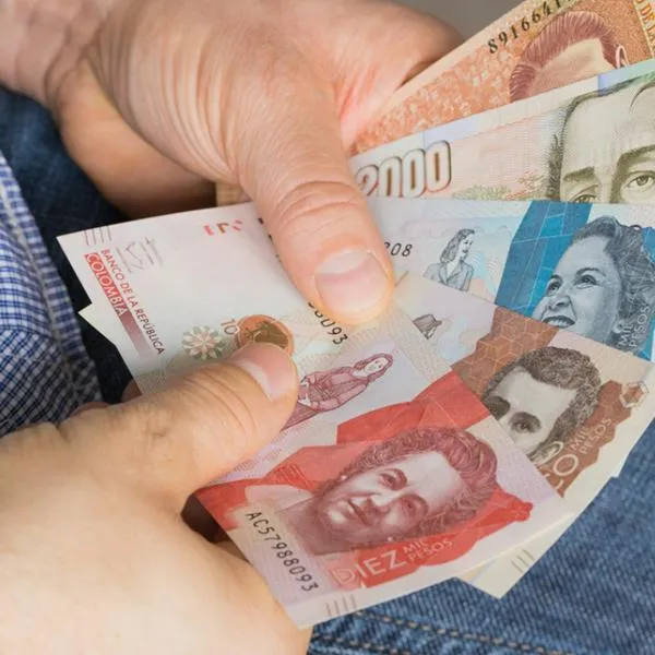 ¿Qué pasa si el padre que paga la cuota alimentaria está fuera del país y qué dice la ley?