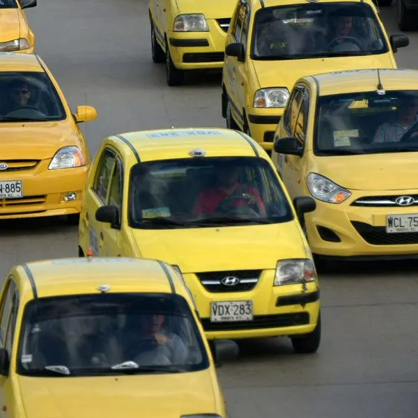 A taxistas en Colombia les advirtieron sobre la costosa multa que pueden pagar en caso de ser sorprendidos rechazando a pasajeros.