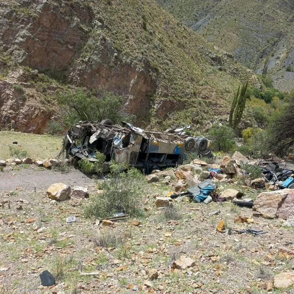 Así quedó el bus que cayó a abismo en Potosí, Bolivia, y dejó al menos 30 muertos y 15 heridos