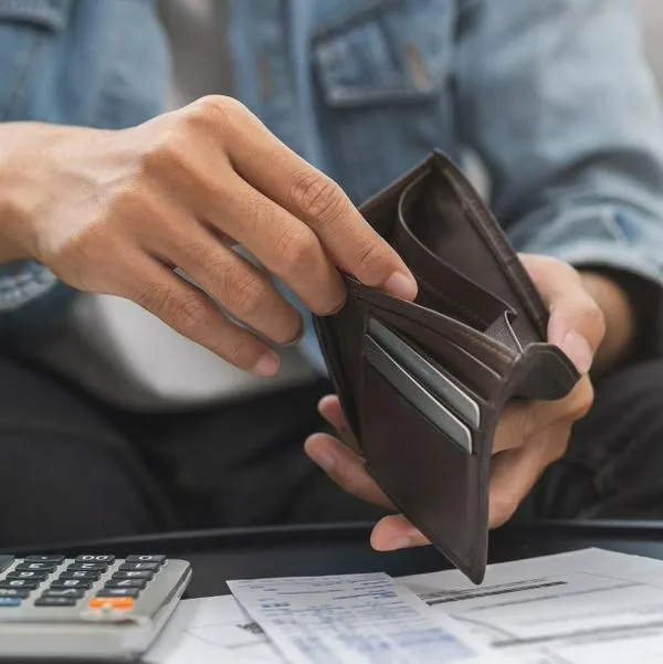 Persona sacando dinero.