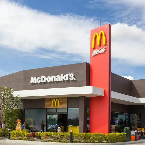 Trabajar en McDonald's.