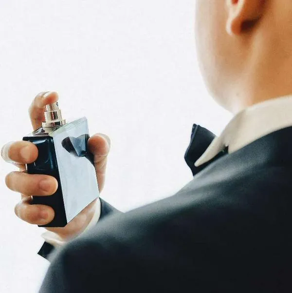 Foto de hombre con perfume, en nota de qué significa usar perfume todos los días, según psicología: aromas marcan mucho