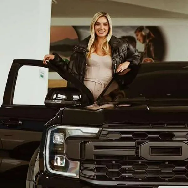 Foto de Melina Ramírez y su carro, en nota de cómo es el carro de Melina Ramírez, de Yo me llamo 2025_ la marca, estilo y más