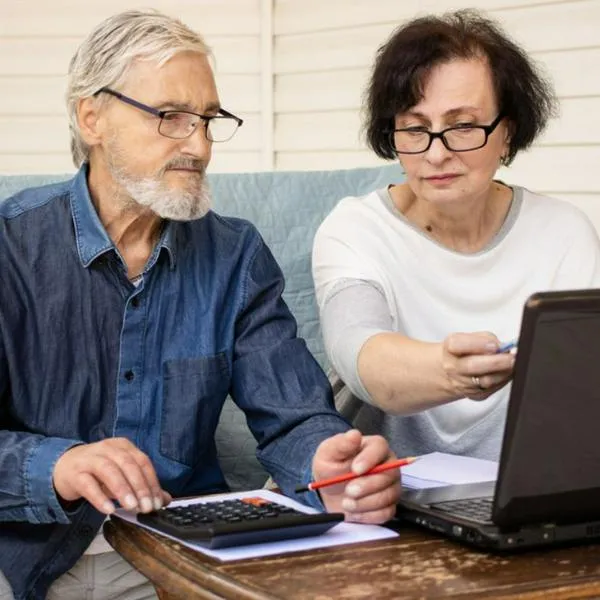 Foto de pensionados, en nota sobre qué pasa con las cesantías al pensionarse en Colombia y si se siguen recibiendo