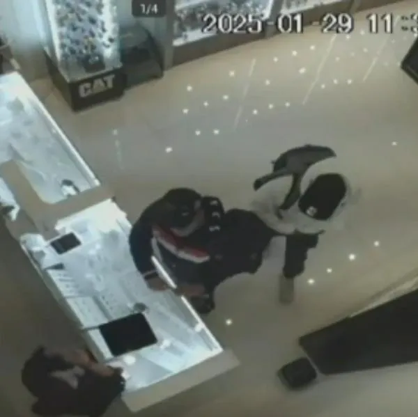 Gigantesco robo en centro comercial de Bogotá: ladrones se llevaron 700 millones de pesos en el hurto a una exclusiva joyería. Amarraron a las empleadas. 