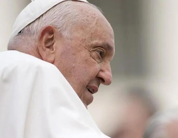Hospitalizado por una neumonía, el Papa respira sin asistencia