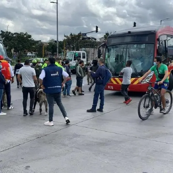 Bloqueos en el Portal Américas: hay protestas de vecinos y un largo trancón en Transmilenio. Miles de personas han tenido que caminar. 
