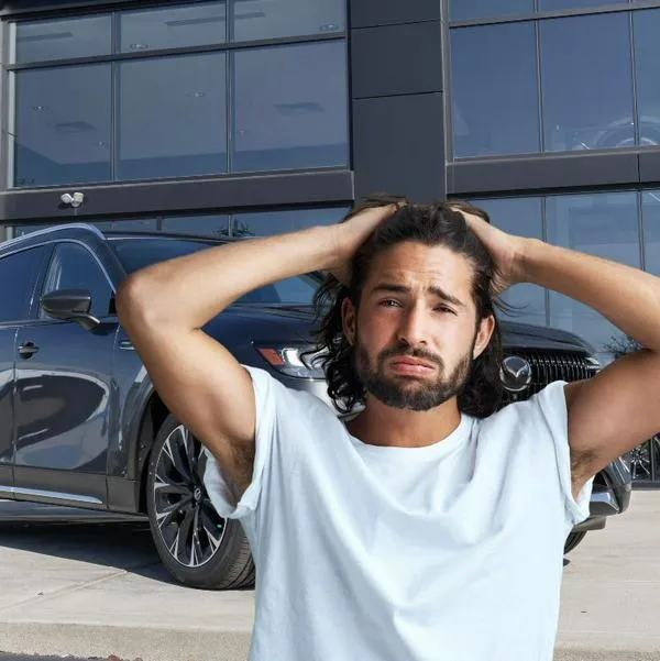 Vehículos Mazda y personas preocupada