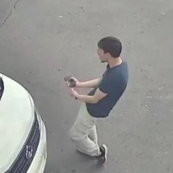Joven celebró bailando que ladrones en Bogotá no le pudieron robar su celular