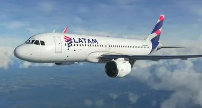 Foto de Latam, en nota de cuáles son los vuelos más largos de Latam y Avianca, las más famosas en Colombia