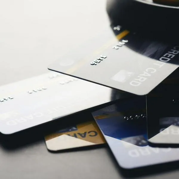 Tarjetas de crédito bajaron morosidad en Colombia según análisis de TransUnion