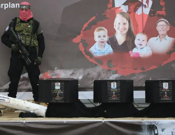 Israel recibe de Hamás los cuerpos de cuatro rehenes, entre ellos los de la familia Bibas