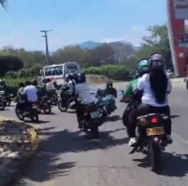 Tragedia en pleno funeral durante caravana de sepelio: un sicario interrumpió el momento de luto y asesinó a un joven e hirió a 2 mujeres. 