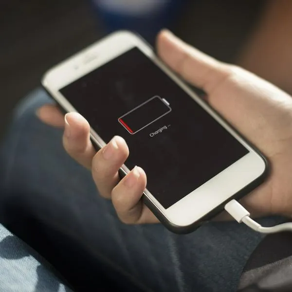 ¿Por qué se descarga la batería de mi celular sin usarlo?
