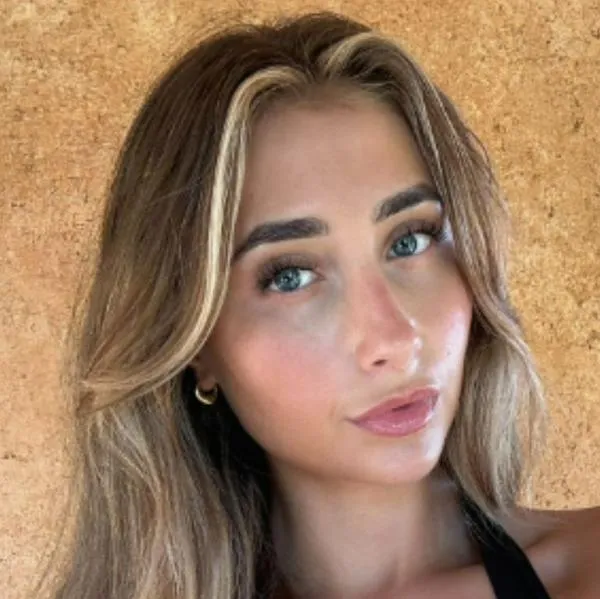 Lily Phillips, creadora de contenido inglesa, anunció su sorpresivo embarazo
