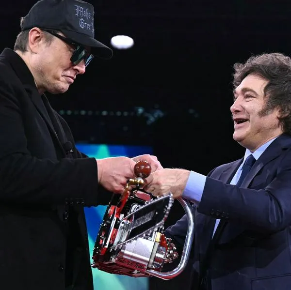 Javier Milei  regaló motosierra a Elon Musk en su visita a Estados Unidos