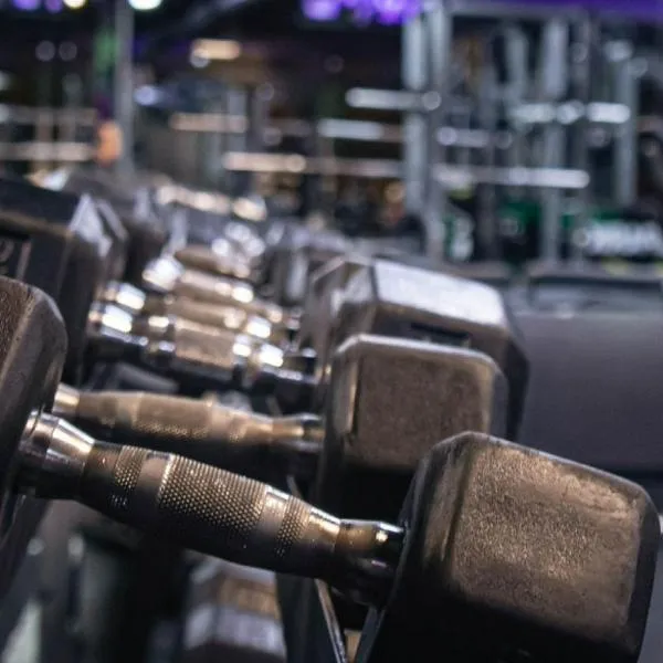 Mujer se lesionó gravemente en un gimnasio por excederse en el peso