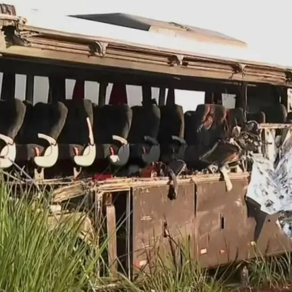 Tragedia en Brasil: imágenes del accidente entre camión y bus universitario que dejó 12 muertos