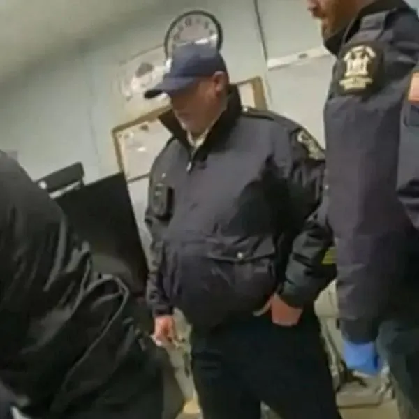 Cinco guardias de una prisión en Nueva York son acusados por homicidio de un reo