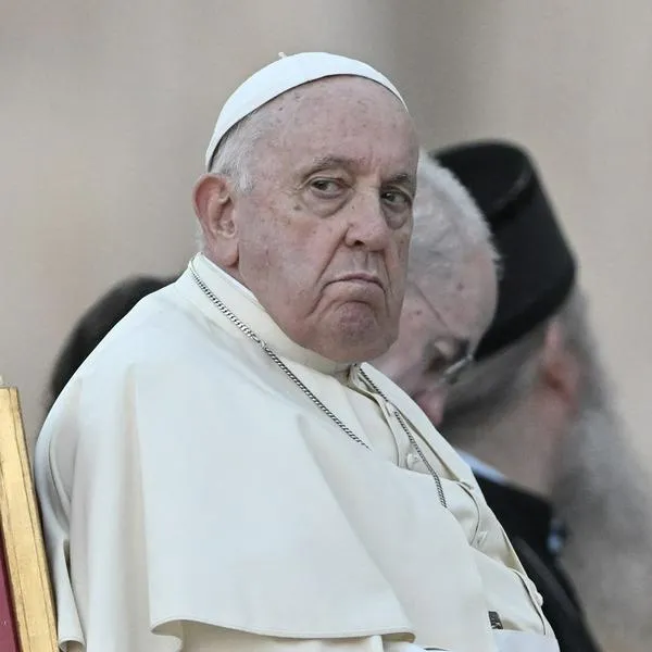 El papa Francisco no está fuera de peligro, según su doctor, y dijo que su salud está grave