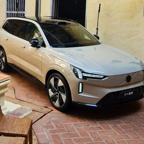La empresa Volvo presentó en Colombia sus dos nuevos carros: los SUV EX90 y XC90, con motores eléctricos e híbridos, y vea los precios.