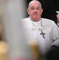 Papa Francisco pasó su octava noche hospitalizado y sigue en riesgo