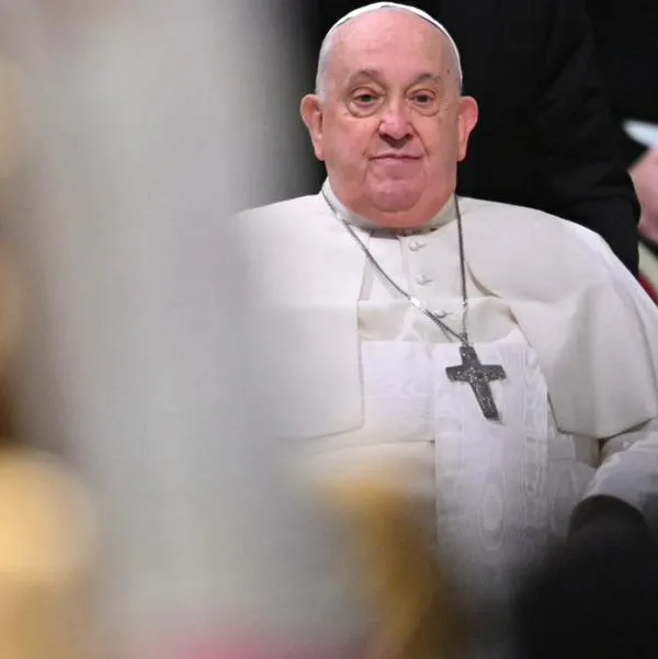 Papa Francisco pasó su octava noche hospitalizado y sigue en riesgo