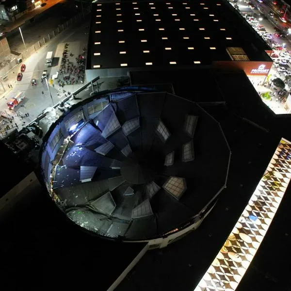 Video colapso de techo en plazoleta de comidas en centro comercial Perú