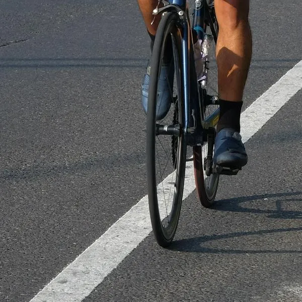 Ciclista fue robado y apuñalado en Bogotá: ladrones lo taclearon