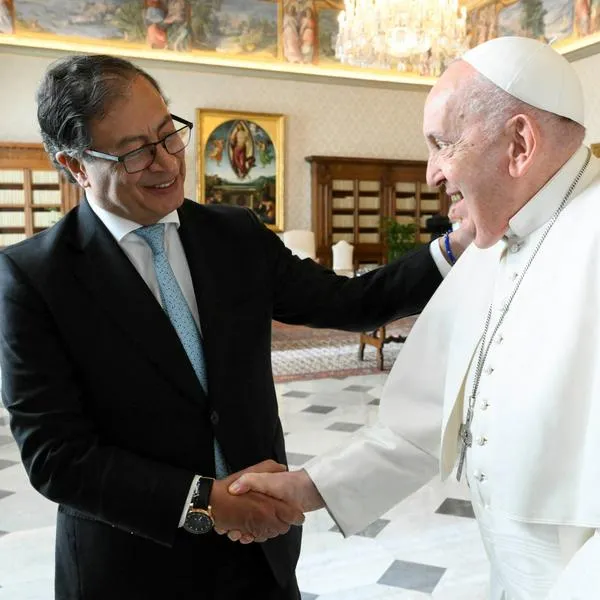 This photo taken and handout on January 19, 2024 by The Vatican Media shows Pope Francis during a private audience with Colombia's President Gustavo Petro in The Vatican. (Photo by Handout / VATICAN MEDIA / AFP) / RESTRICTED TO EDITORIAL USE - MANDATORY CREDIT "AFP PHOTO / VATICAN MEDIA" - NO MARKETING - NO ADVERTISING CAMPAIGNS - DISTRIBUTED AS A SERVICE TO CLIENTS - RESTRICTED TO EDITORIAL USE - MANDATORY CREDIT "AFP PHOTO / VATICAN MEDIA" - NO MARKETING - NO ADVERTISING CAMPAIGNS - DISTRIBUTED AS A SERVICE TO CLIENTS /