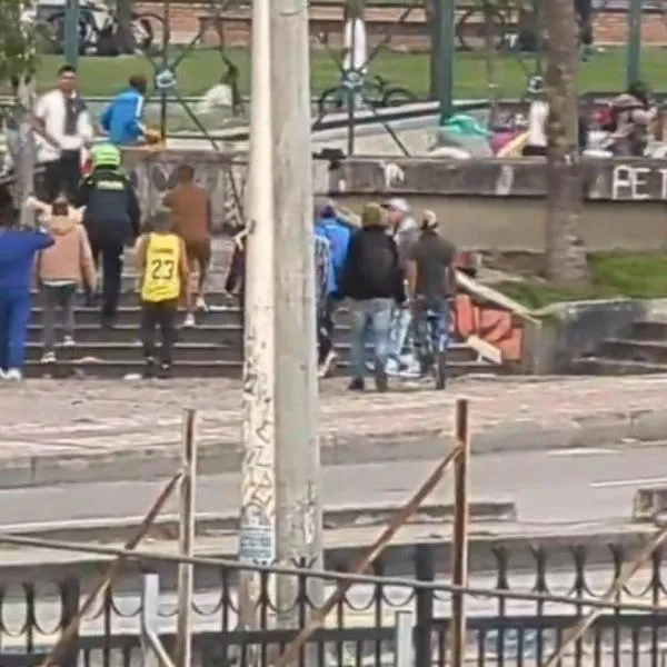 Explosión en barrio San Bernardo de Bogotá hoy 23 de febrero: granada habría sido lanzada desde el puente y habría tres heridos.
