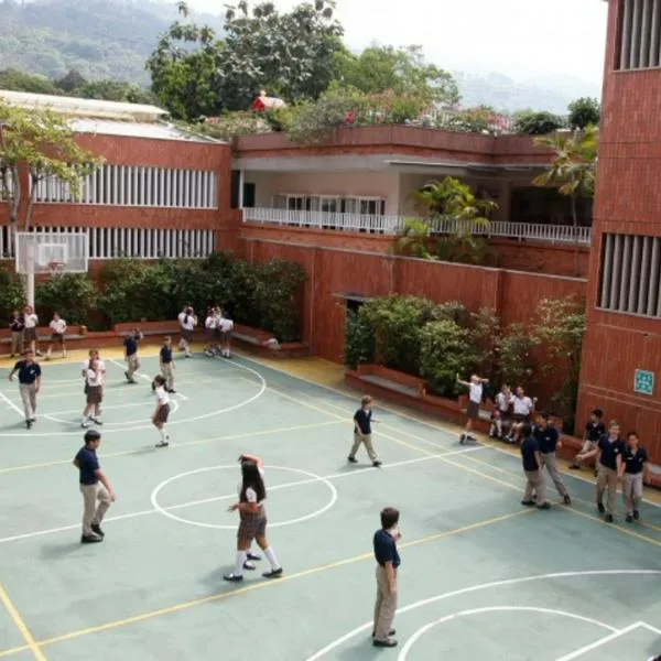 Colegios públicos o privados pueden prohibir ingreso a estudiante que no porte el uniforme que exigen? Qué dice la ley