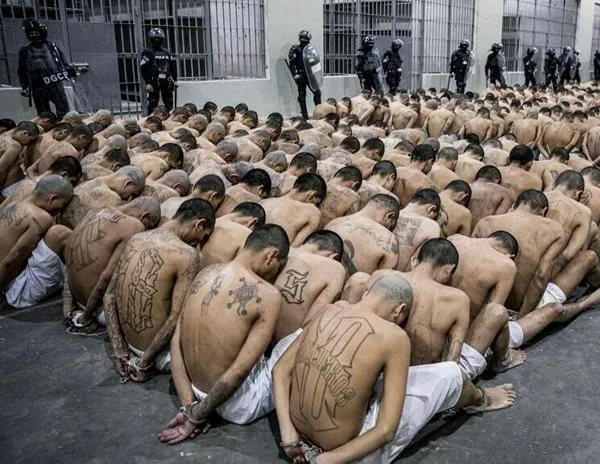 El Salvador: HRW denuncia riesgo que correrían los menores en cárceles de adultos