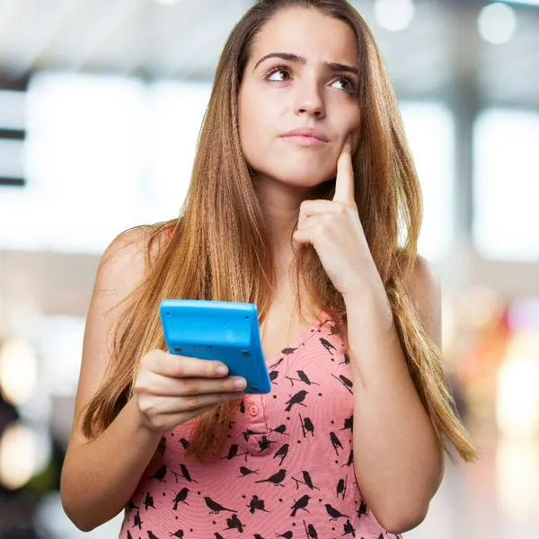Foto de mujer que olvidó algo, en nota de qué significa cuando no recuerda el nombre de una persona, según la psicología