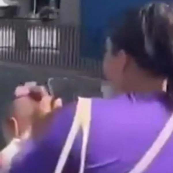 Mujer fue captada conduciendo sin casco y chateando mientras lleva a su bebé en brazos en Ocaña, Norte de Santander