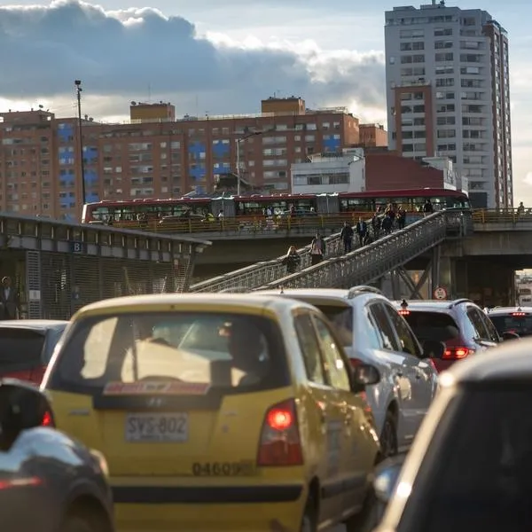 Mujer dio impresionante salto en puente peatonal para evitar robo en Bogotá