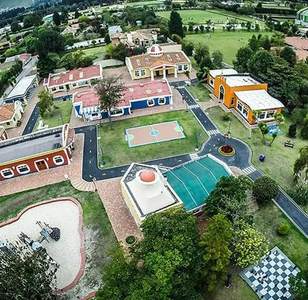 La Corte Constitucional emitió un fallo en contra del Gimnasio Los Cerezos, de Cajicá, por el caso de acoso contra una niña de 13 años. 
