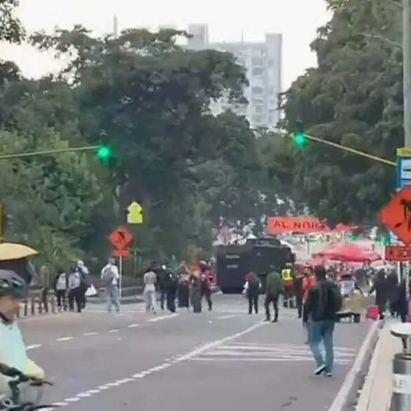 Así se ve la calle 72 frente a la Universidad Pedagógica de Bogotá, cerrada por presencia de encapuchados