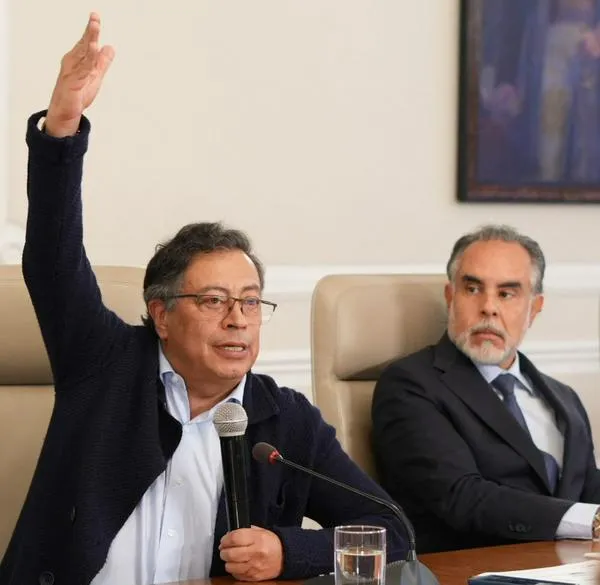 Benedetti no responde a preguntas en el Congreso.