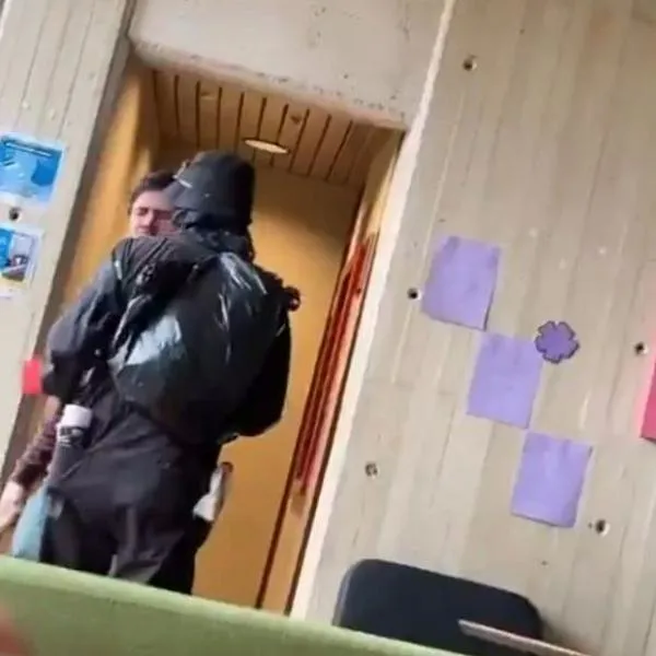Momentos en los que un estudiante de la Universidad Nacional de Bogotá enfrenta a un grupo de capuchos que robaban