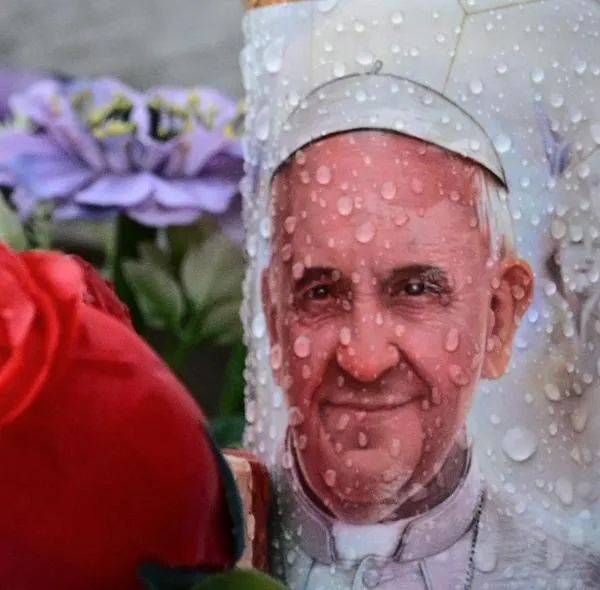 El papa Francisco presentó una leve mejoría.