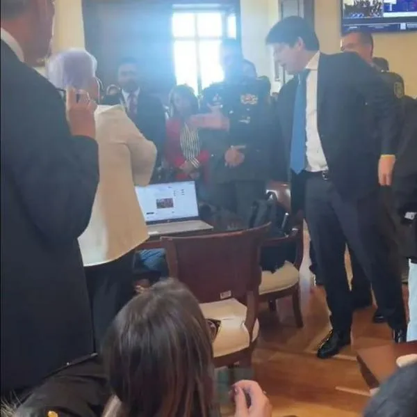 Senadores Gloria Flórez (Pacto Histórico) y Miguel Uribe (Centro Democrático) en medio de pelea en el Congreso