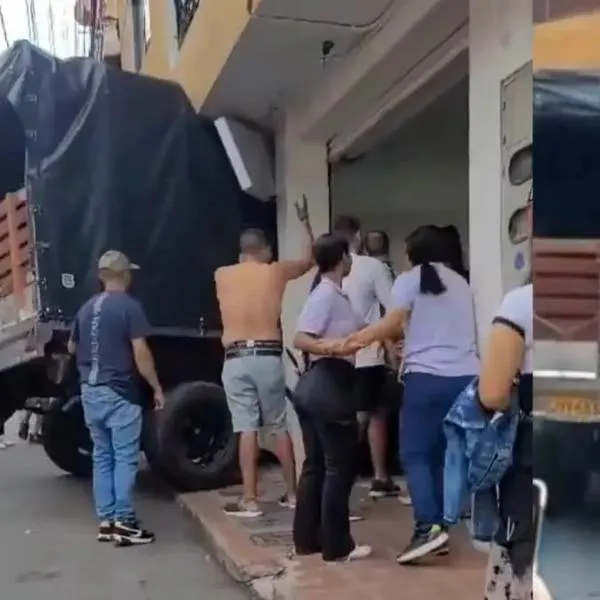 Video | Camión chocó contra droguería y dejó mujer fallecida: conductora habría sido menor de edad