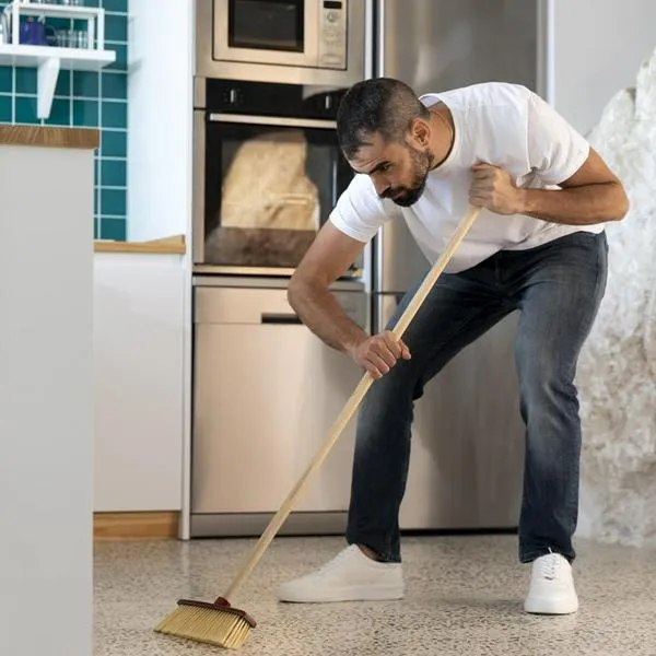 ¿Cómo debemos usar nuestro cuerpo al barrer y trapear? 