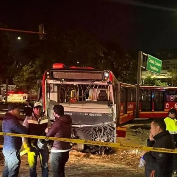 Impactantes fotos del accidente en la calle 80, en Bogotá: Transmilenio y carro quedaron completamente destruidos. Hay varios heridos. 