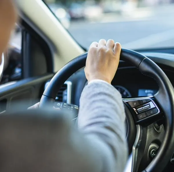 ¿Qué pasa si se arranca el carro en segunda?