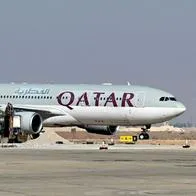 A pareja la hicieron viajar en un vuelo al lado del cuerpo de una mujer que murió en avión