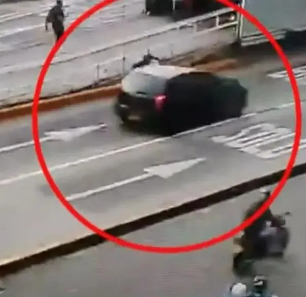 Policía de Medellín se colgó de carro en el que iban ladrones y los capturó