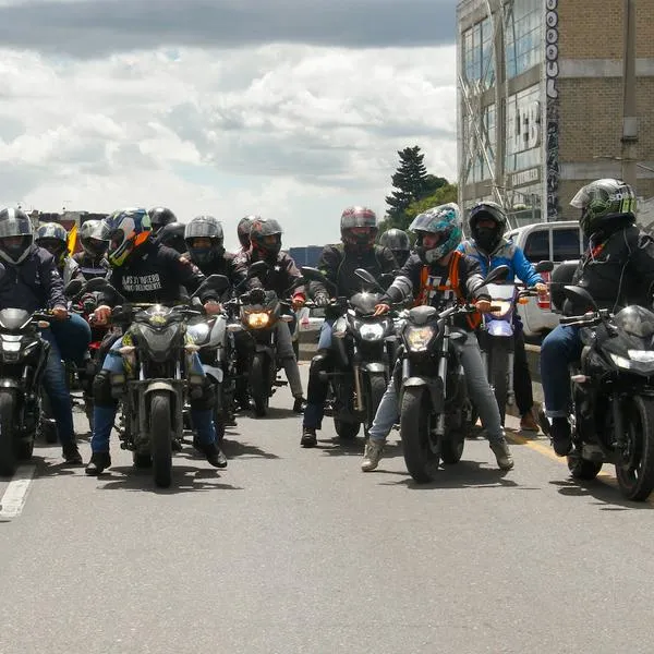 ¿Qué significan las nuevas señales de los motociclistas en Colombia?
